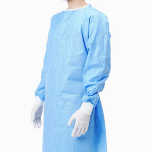 Работать больницы одевает мантию голубой медицинской изоляции устранимую хирургическую